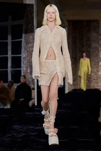 Look 27